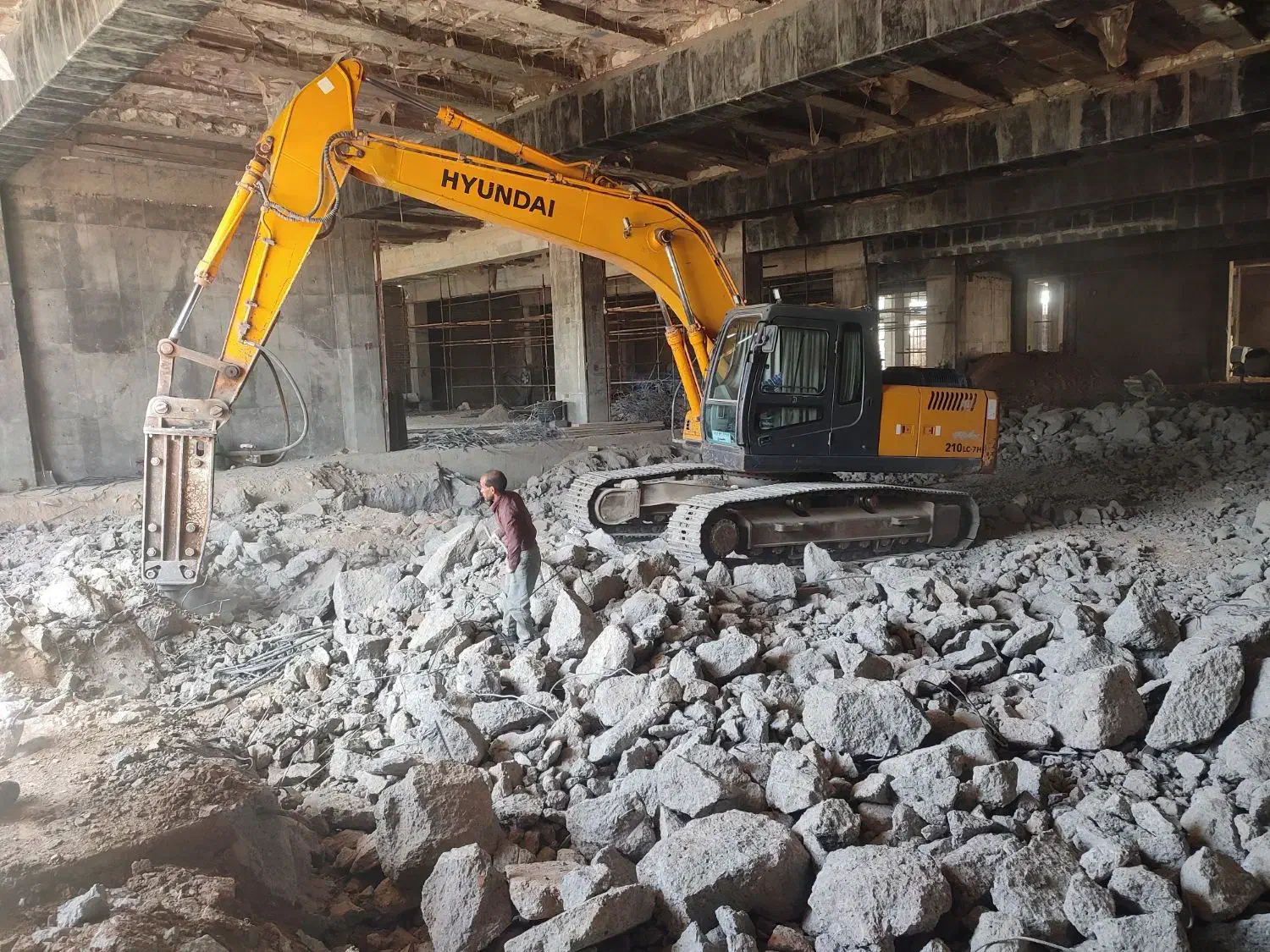 اجاره بیل مکانیکی زنجیری.پیکور زنی.کامیون بنز|خودرو سنگین|زنجان, |دیوار