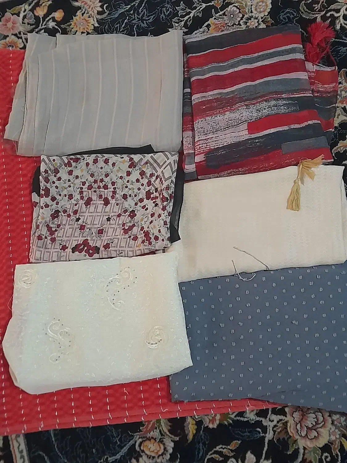 تعدادی شال|لباس|شهریار, شهریار|دیوار