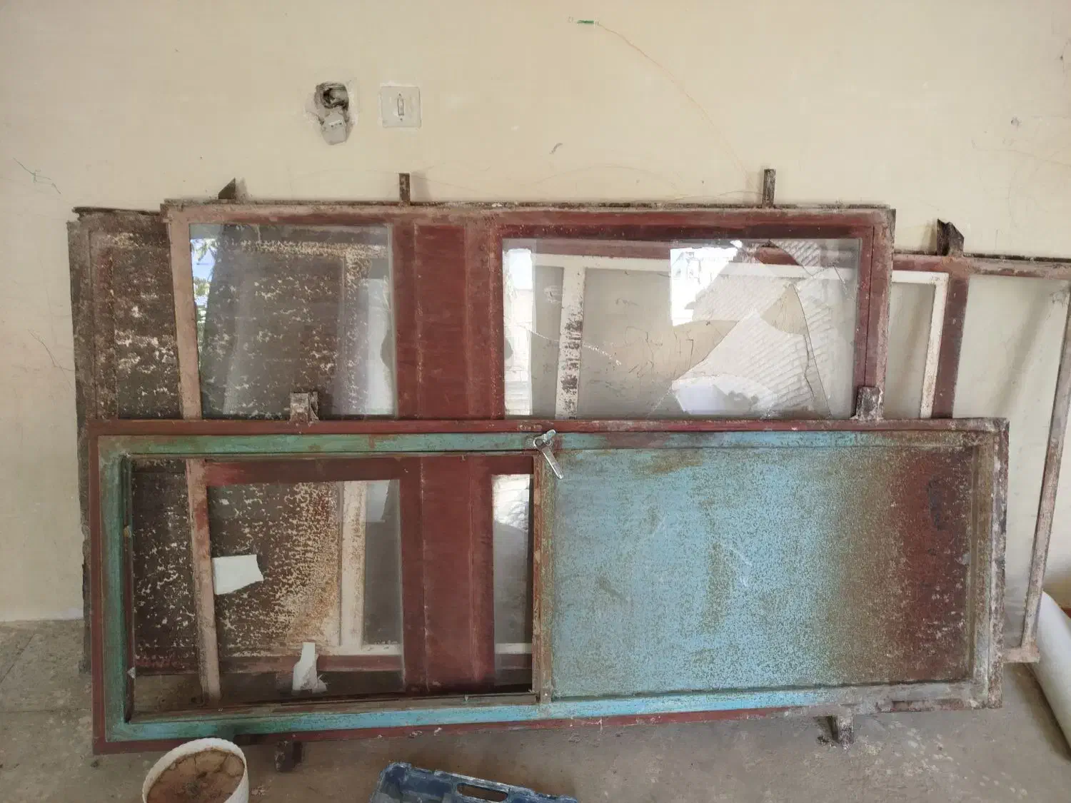 تعدادی درب و پنجره آهنی و چوبی|مصالح و تجهیزات ساختمان|بروجن, |دیوار