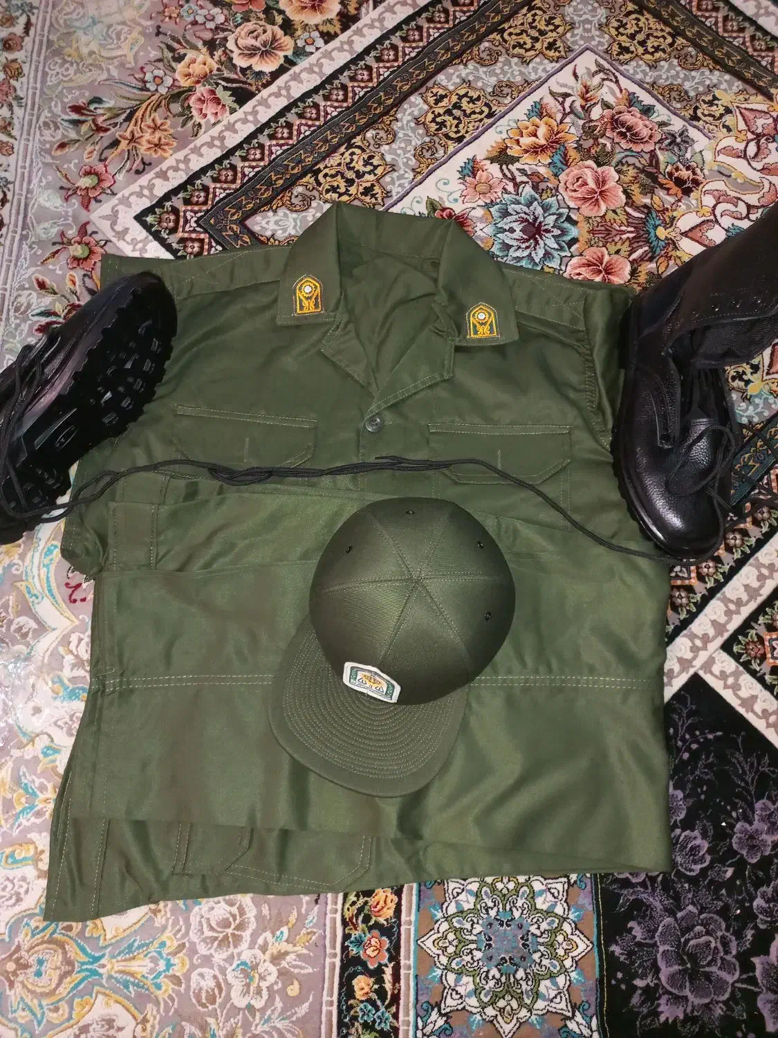 یک دست لباس سربازی|لباس|رشت, استادسرا|دیوار