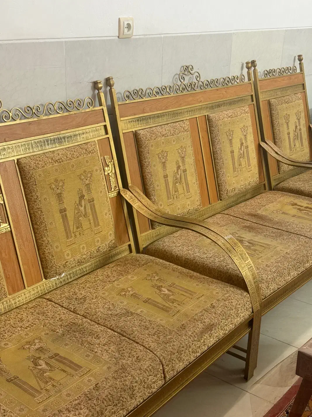 مبل هخامنشی ۶نفره تمیز|مبلمان خانگی و میز عسلی|یزد, |دیوار