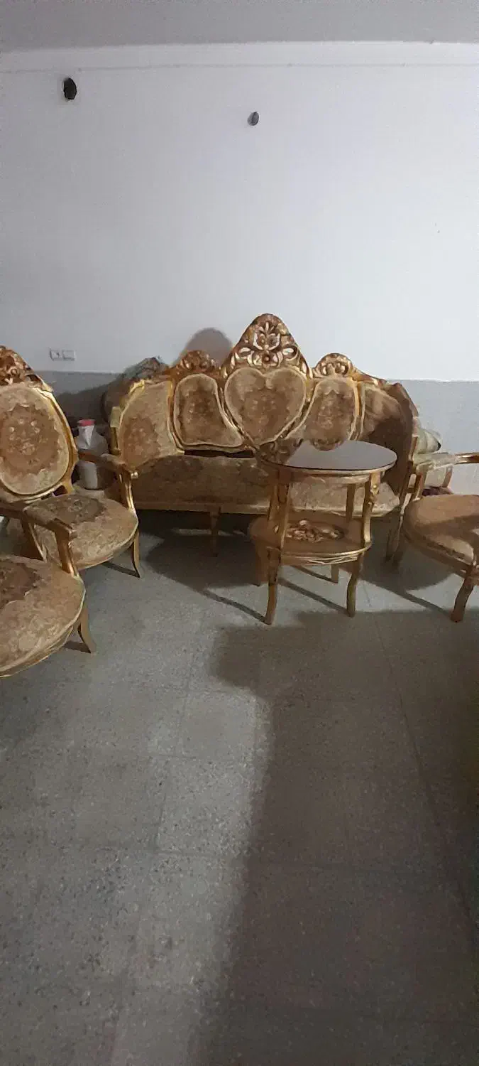 یک دست مبل سلطنتی سالم به ضمانت میدیم قیمت۴میلیون|مبلمان خانگی و میز عسلی|بروجرد, |دیوار