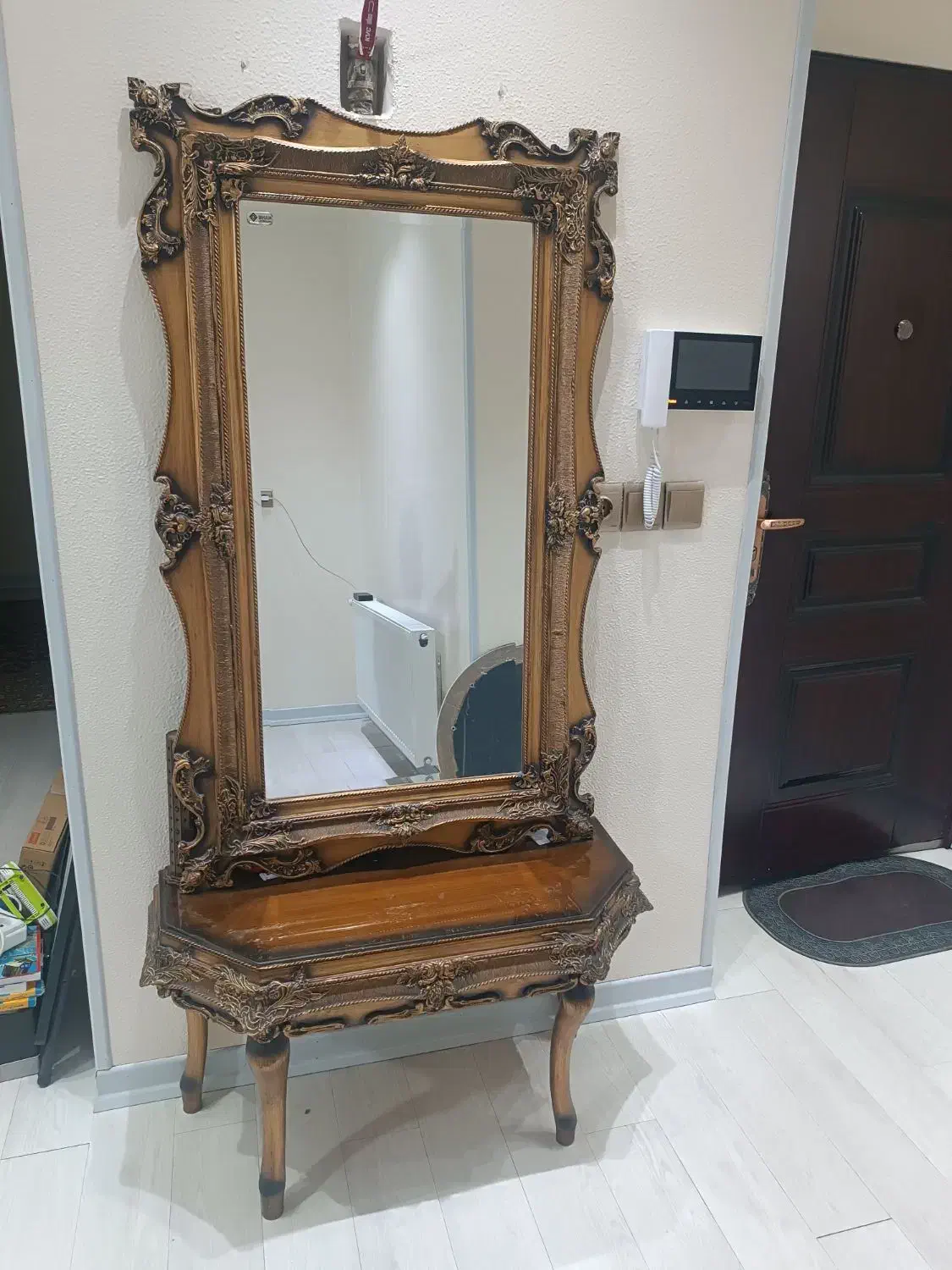 آینه کنسول تک چون پشت ویترونی بوده مناسبه|بوفه، ویترین، کنسول|شاهین‌شهر, خانه کارگر|دیوار