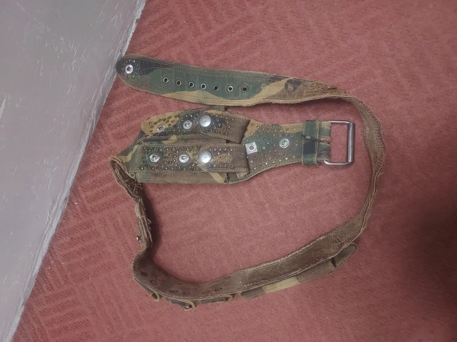 کمربند ارتشی قدیمی|کلکسیون اشیاء عتیقه|فارسان, |دیوار