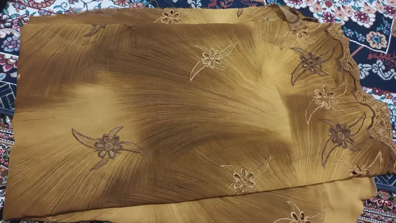 پارچه قوارهای|لباس|شهریار, شهریار|دیوار