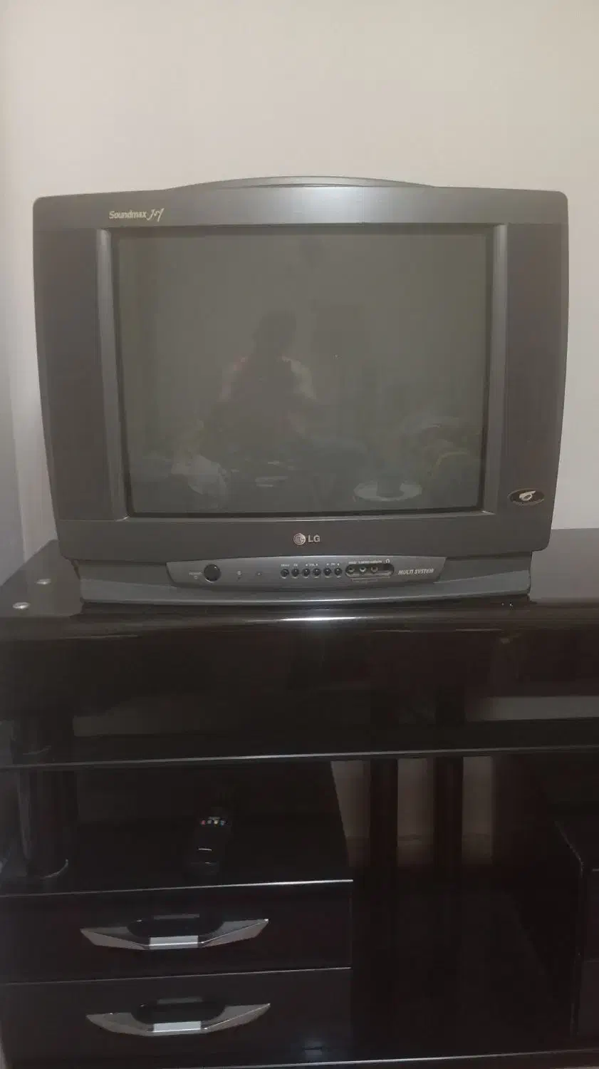 تلویزیون LG به همراه میز تلویزیون شیشه ایی|تلویزیون و پروژکتور|رشت, باهنر|دیوار