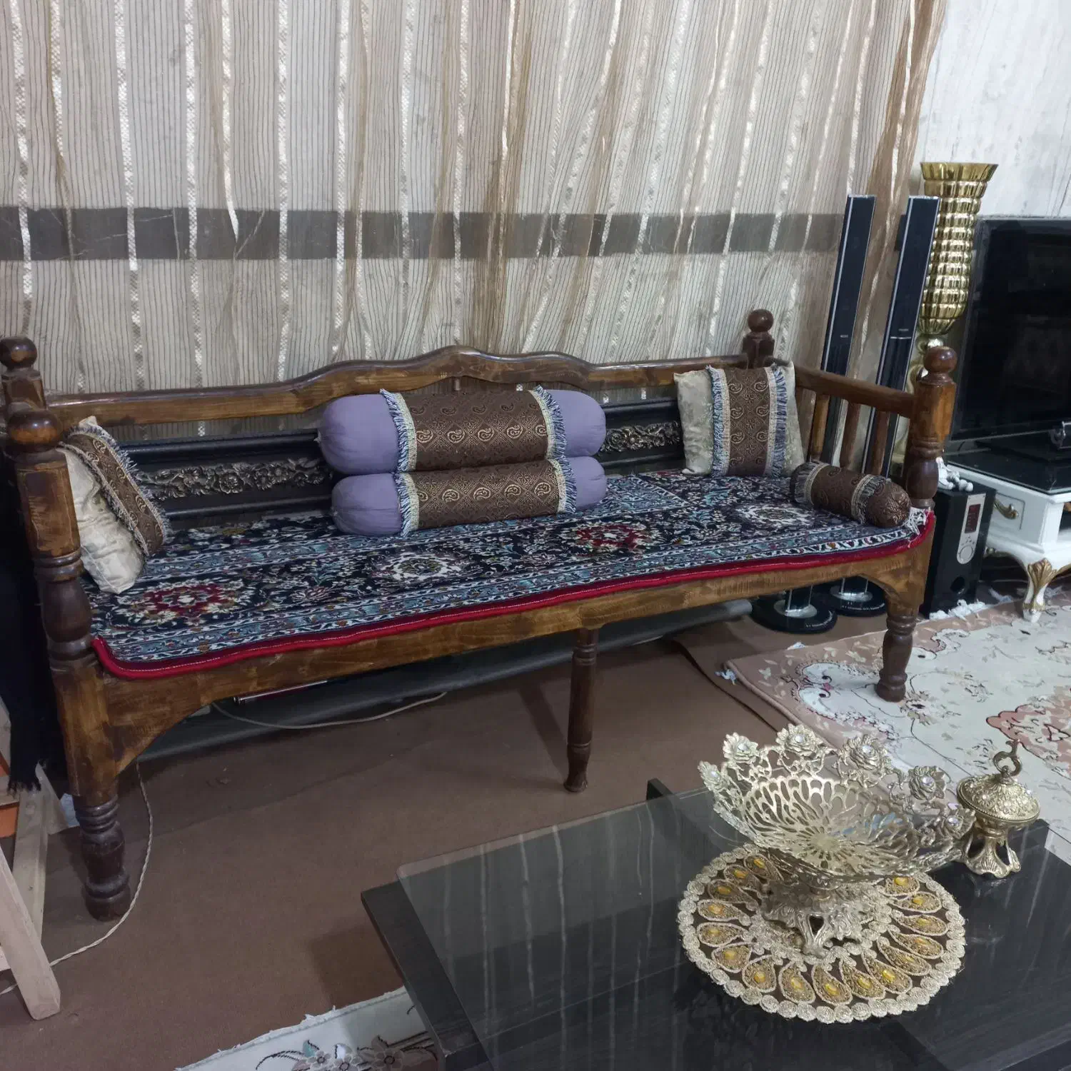 تخت سنتی بسیار محکم با چوب گردو سفارشی ساخته شده|تخت و سرویس خواب|قم, باجک دو|دیوار