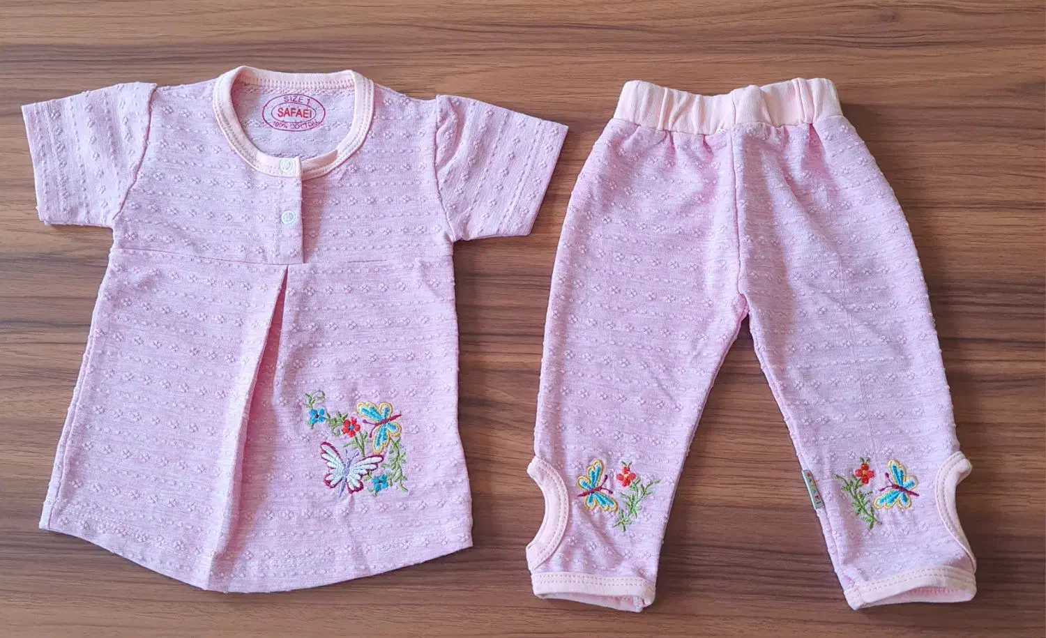 تعدادی لباس  نوزاد دخترانه|کفش و لباس بچه|رشت, شهرک قدس|دیوار