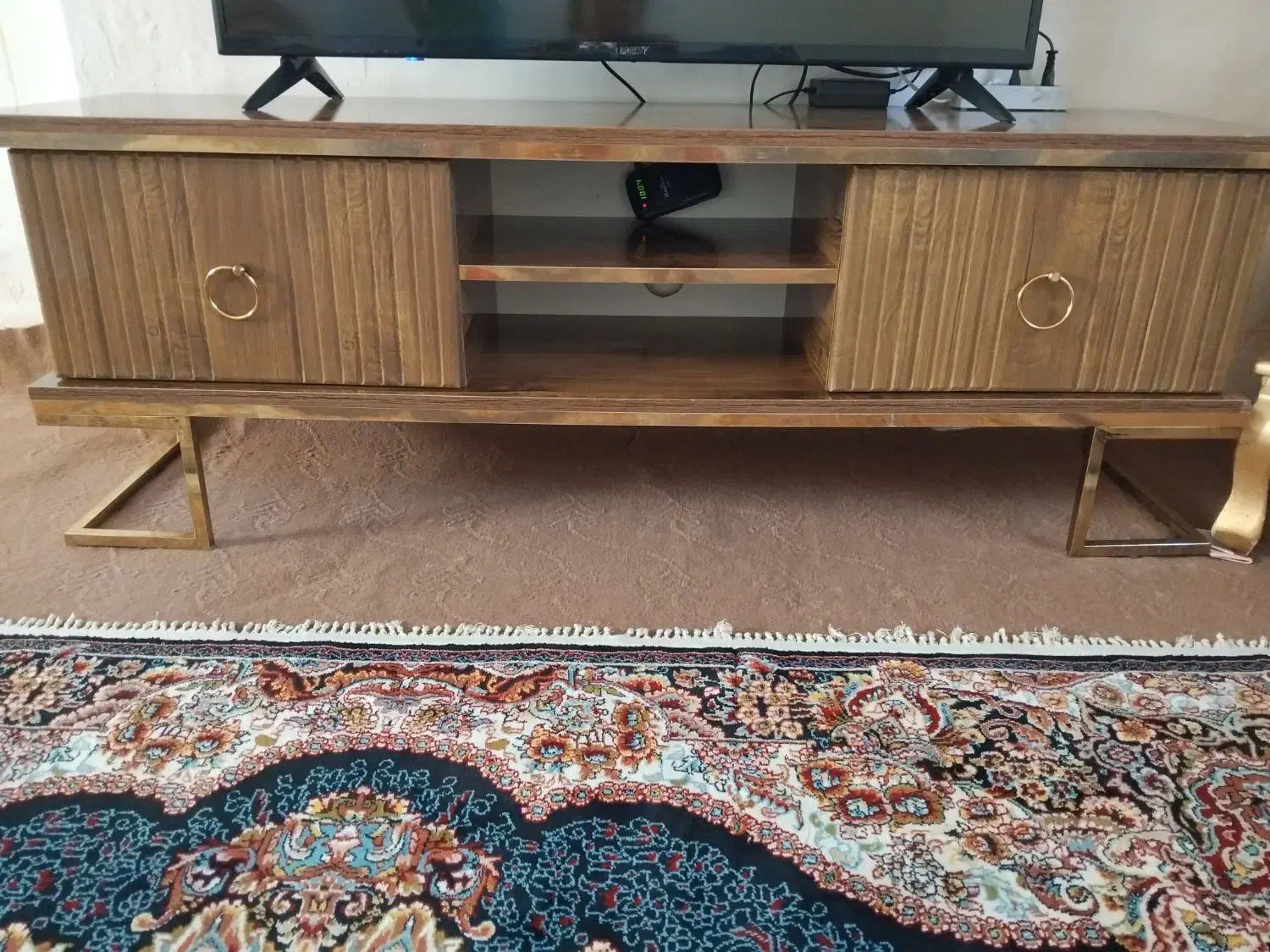 میز تلویزیون کاملا سالم و بدون عیب ایراد|میز تلویزیون|ماکو, |دیوار