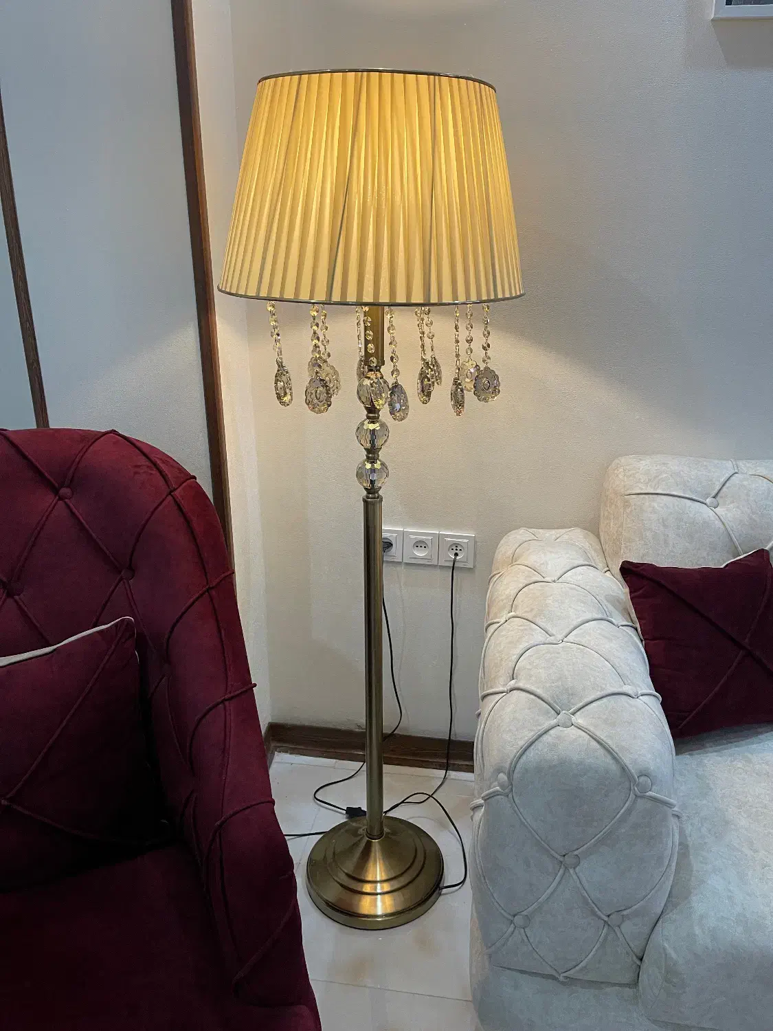 آباژور ایستاده کنار سالنی|چراغ خواب و آباژور|کرج, شهرک نهال و بذر|دیوار