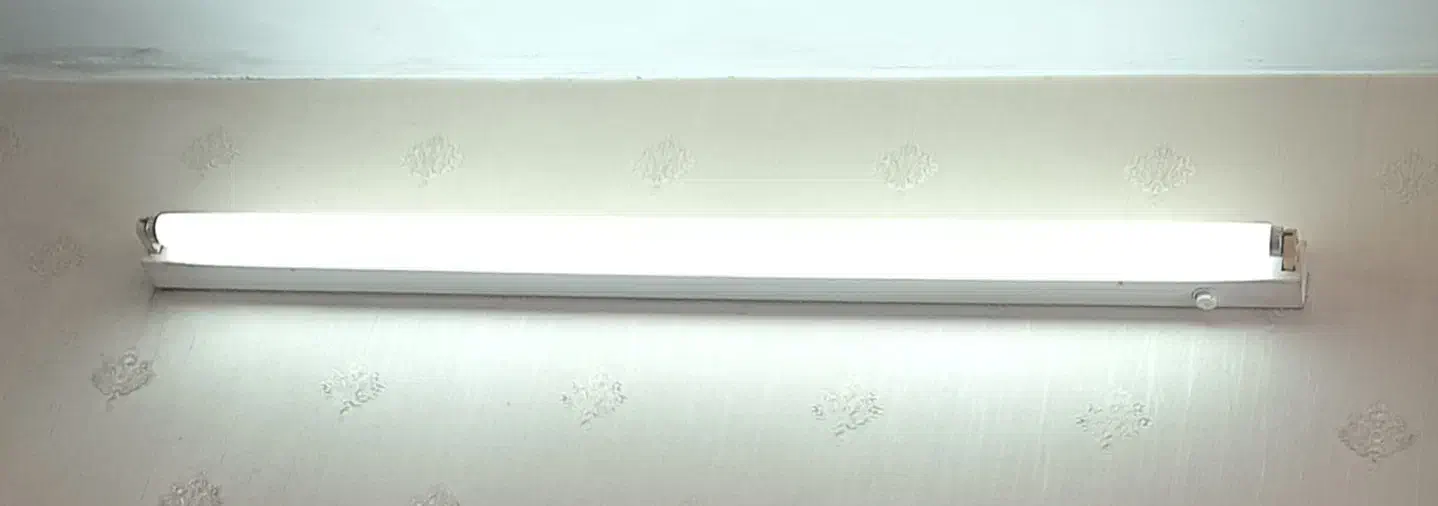 مهتابی قدیمی|لامپ و چراغ|قم, یزدان‌شهر|دیوار