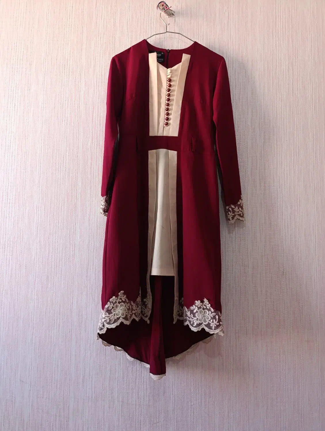 لباس مجلسی پوشیده|لباس|مهاجران, |دیوار