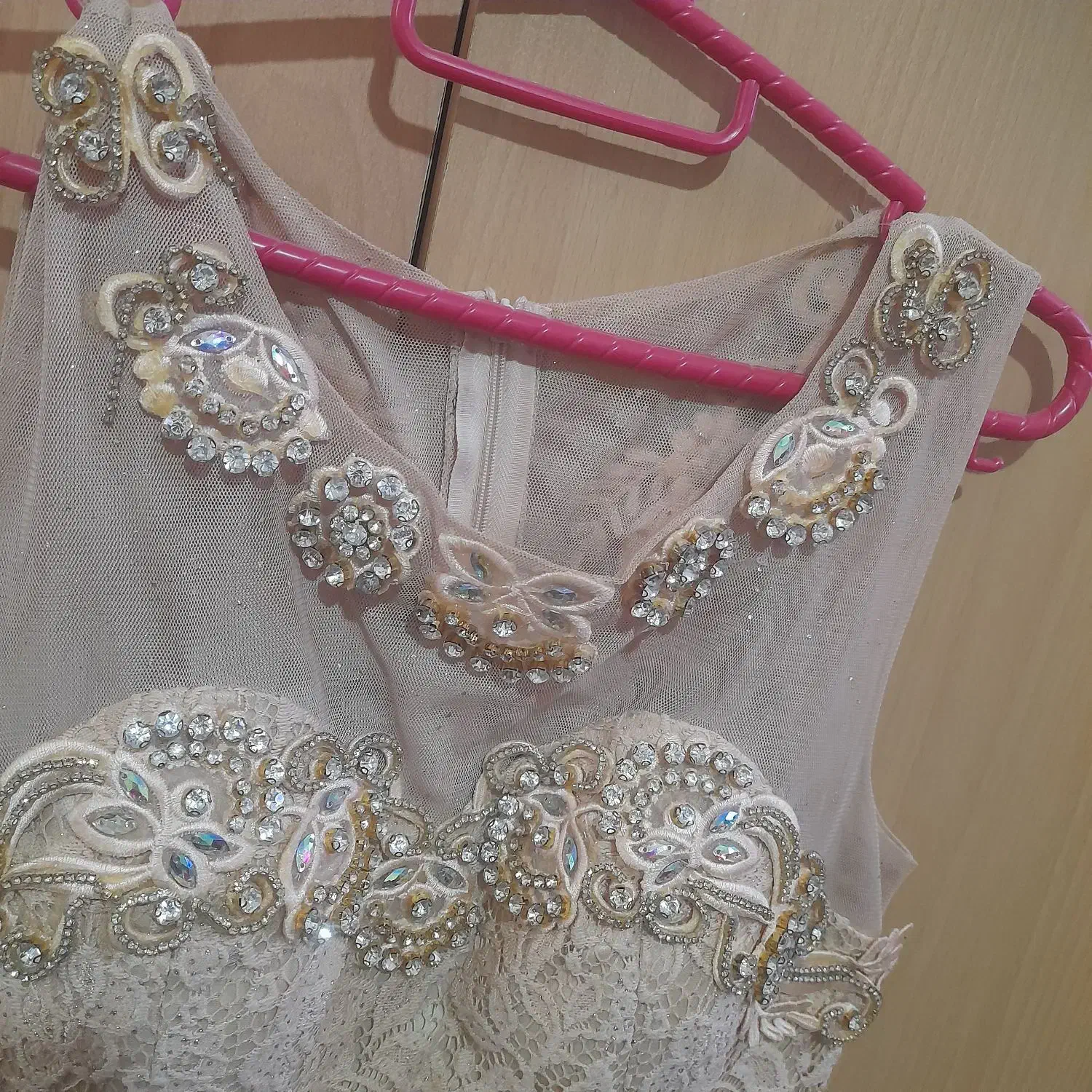 لباس مجلسی|لباس|بروجن, |دیوار