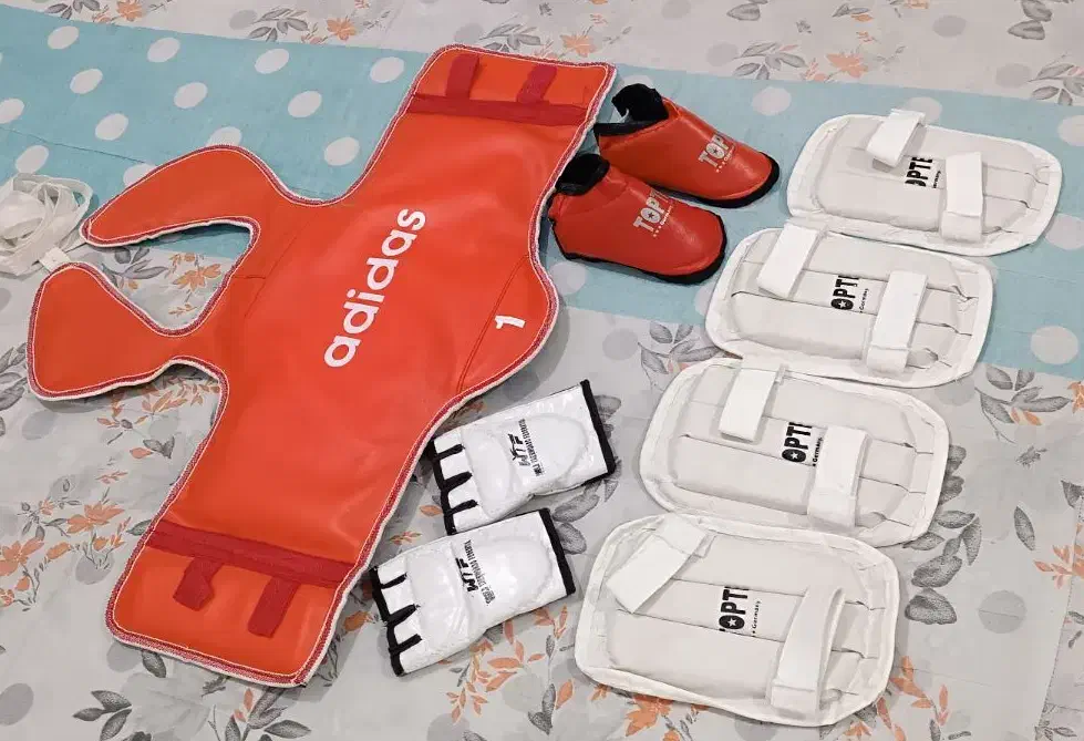 ۹تیکه لوازم تکواندو|کفش و لباس بچه|رشت, معلولین|دیوار