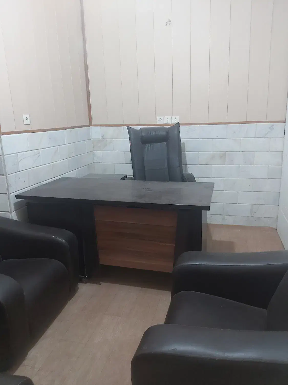 یک اتاق مبله از یک واحد اداری بر باجک یک|اجارهٔ دفتر کار، اتاق اداری، مطب|قم, باغ پنبه|دیوار