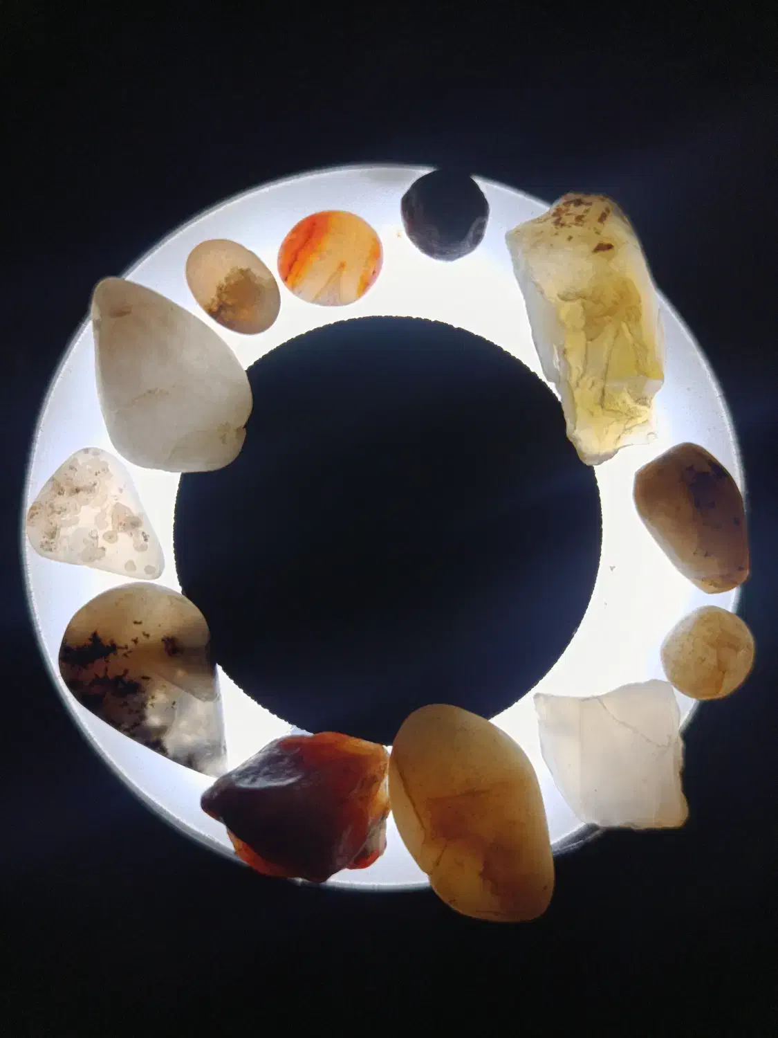 نگین های کمیاب عقیق،زمرد،یاقوت،کهربا،اوپال|جواهرات|قم, چهل اختران|دیوار