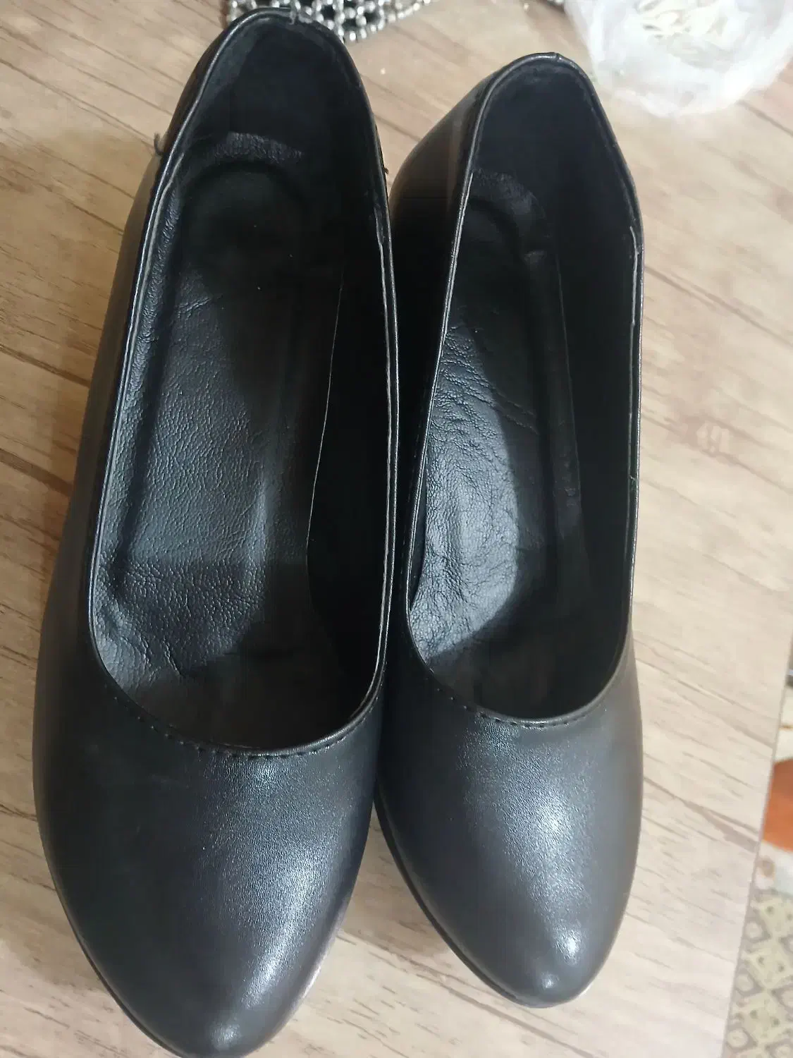 کفش|کیف، کفش، کمربند|صومعهسرا, |دیوار