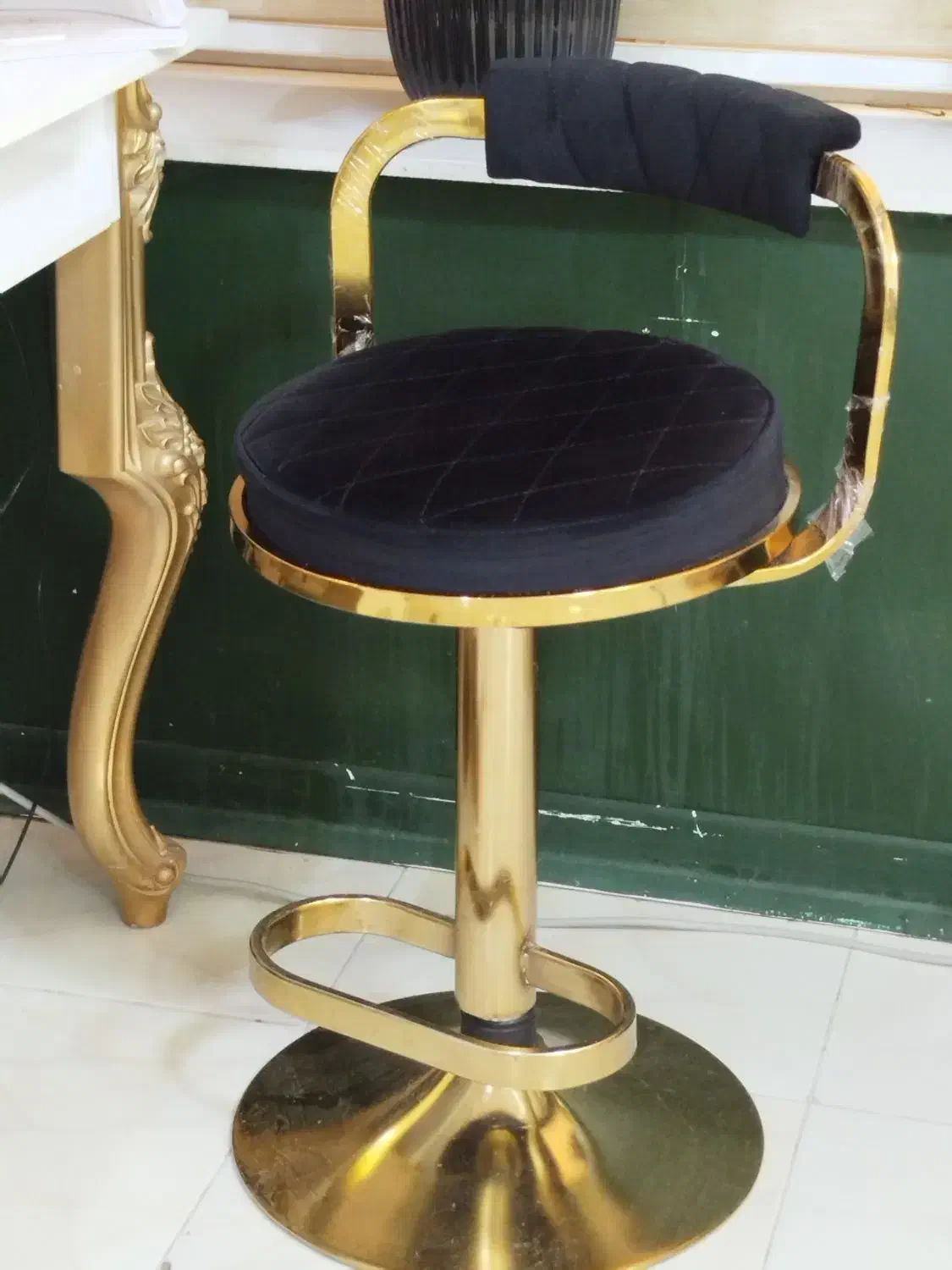 صندلی جک دار و میز ناخن|آرایشگاه و سالن‌های زیبایی|مشهد, دانشجو|دیوار