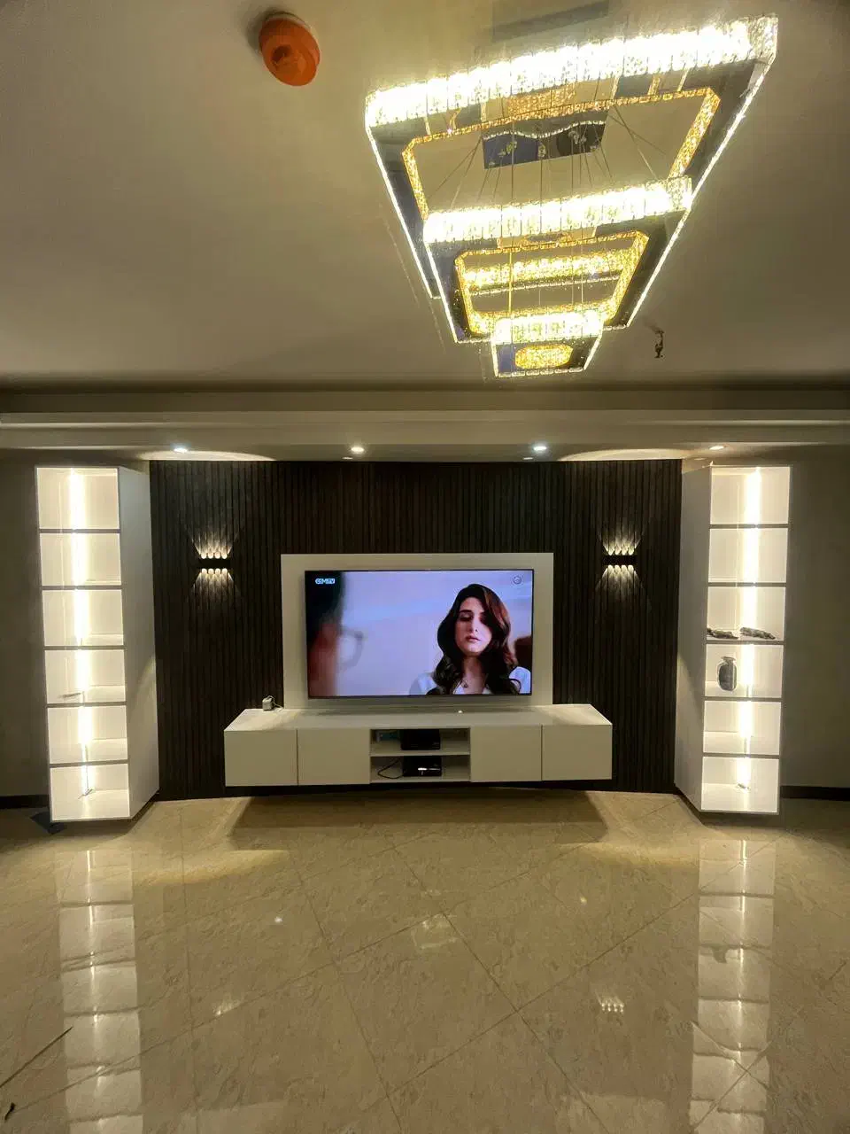 نصاب کاغذ دیواری / پوستر / قرنیز / پارکت و ترمووال|خدمات پیشه و مهارت|کرج, گوهردشت|دیوار