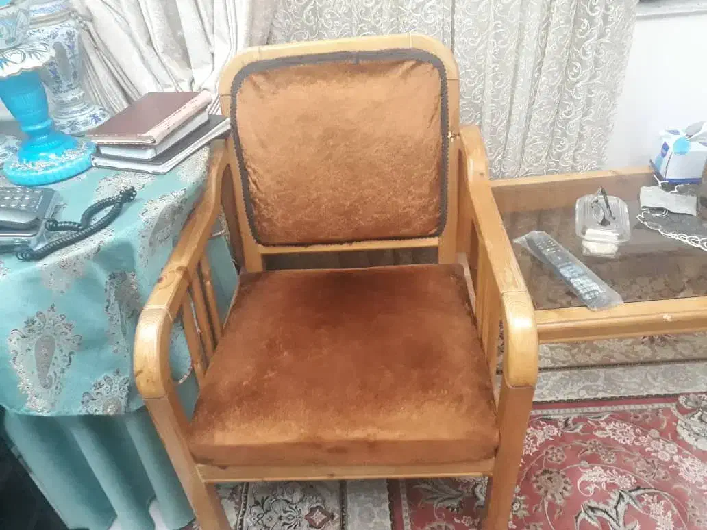 یک دست راحتی ۷نفره به همراه میز وسط سالم ،محکم|مبلمان خانگی و میز عسلی|ساری, |دیوار