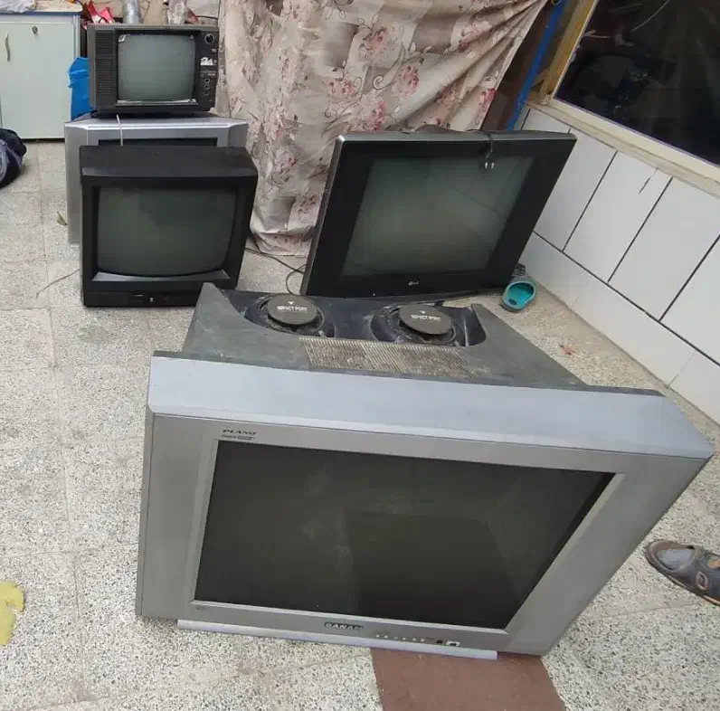 4عدد تلویزیون قدیمی سالم ب قیمت مناسب . 2عددبزرگ|تلویزیون و پروژکتور|خمینیشهر, |دیوار