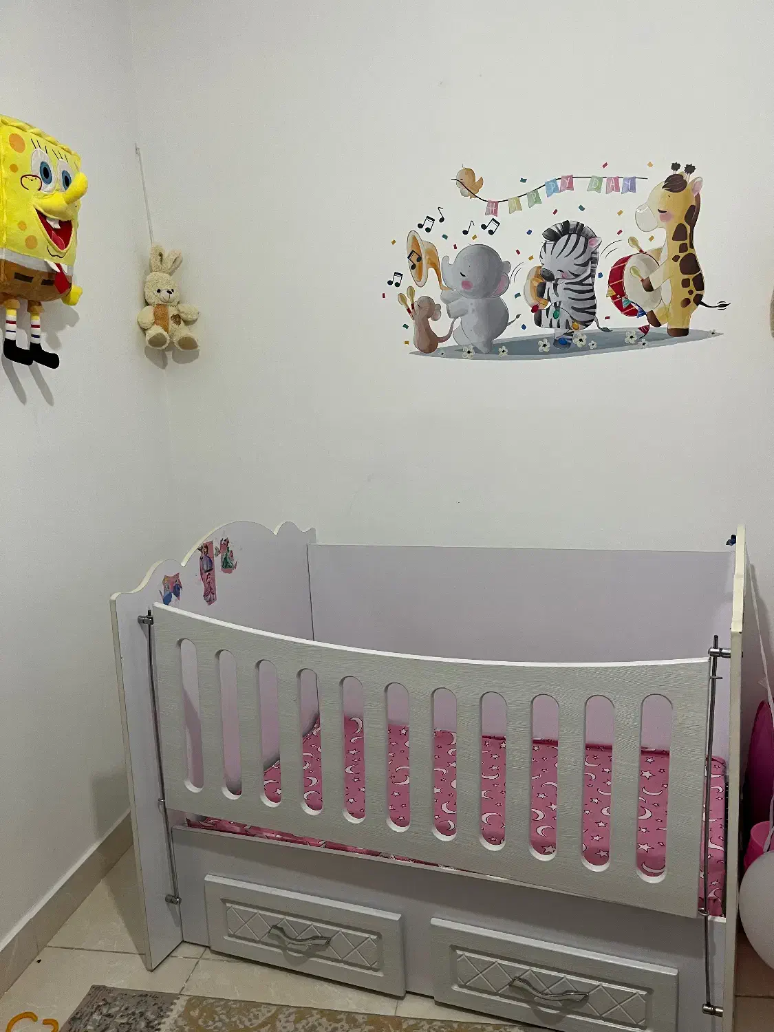 تخت کودک|تخت و صندلی بچه|صومعه‌سرا, |دیوار