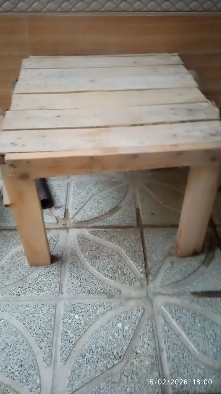 کرسی کوچک|صندلی و نیمکت|میانه, |دیوار