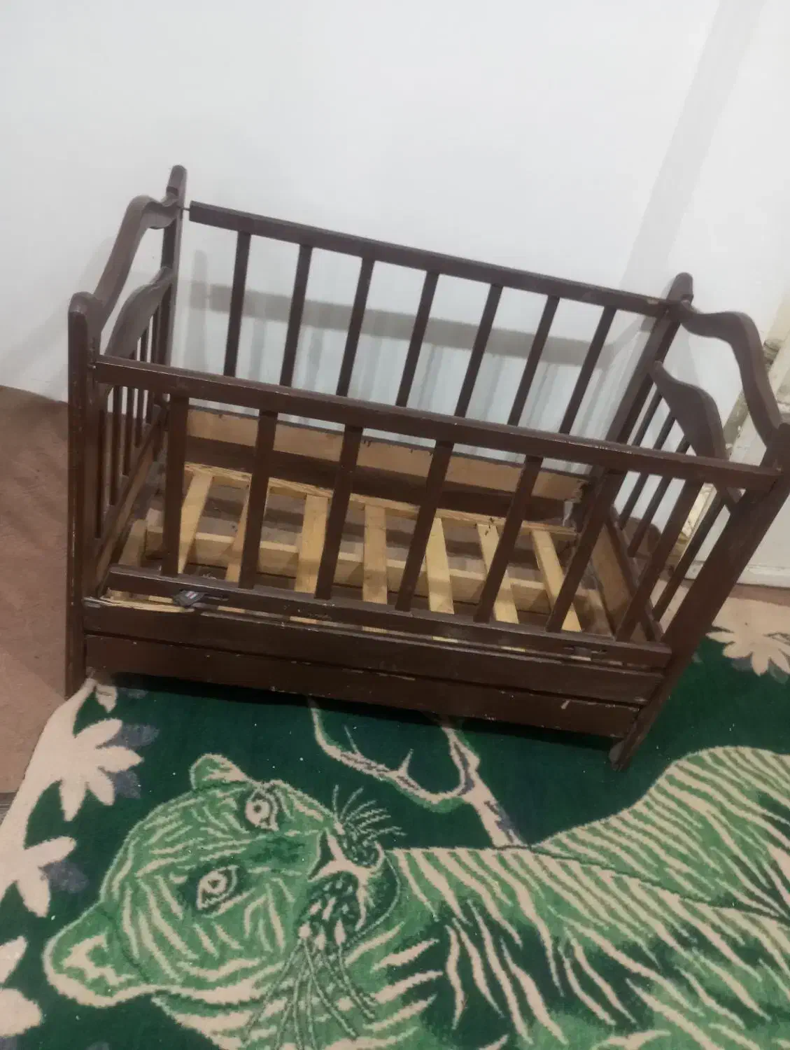 یک عدد تخت نوزاد|تخت و صندلی بچه|دزفول, |دیوار