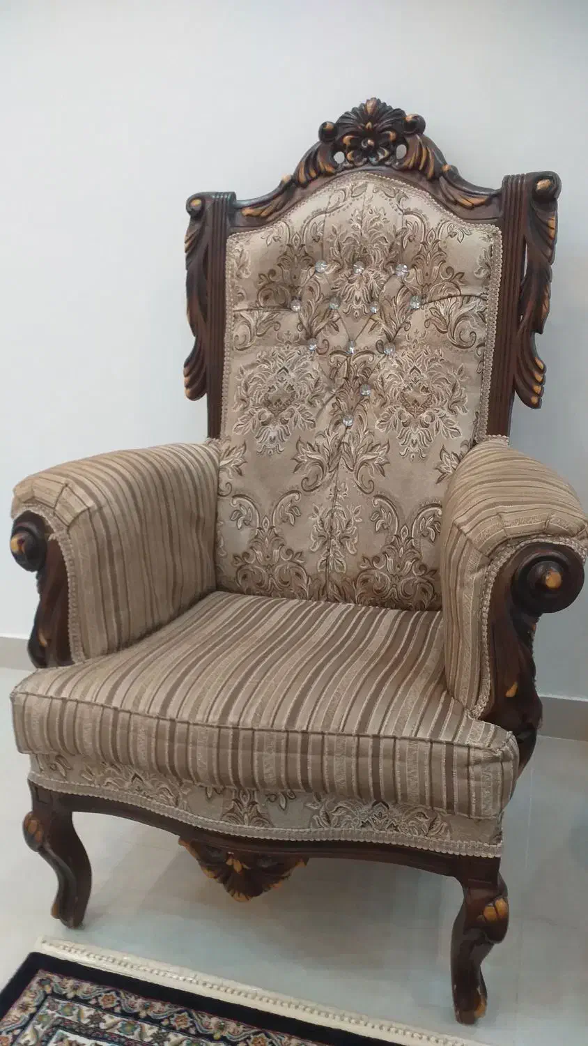 مبل کلاسیک و راحتی|مبلمان خانگی و میز عسلی|ایوان, |دیوار