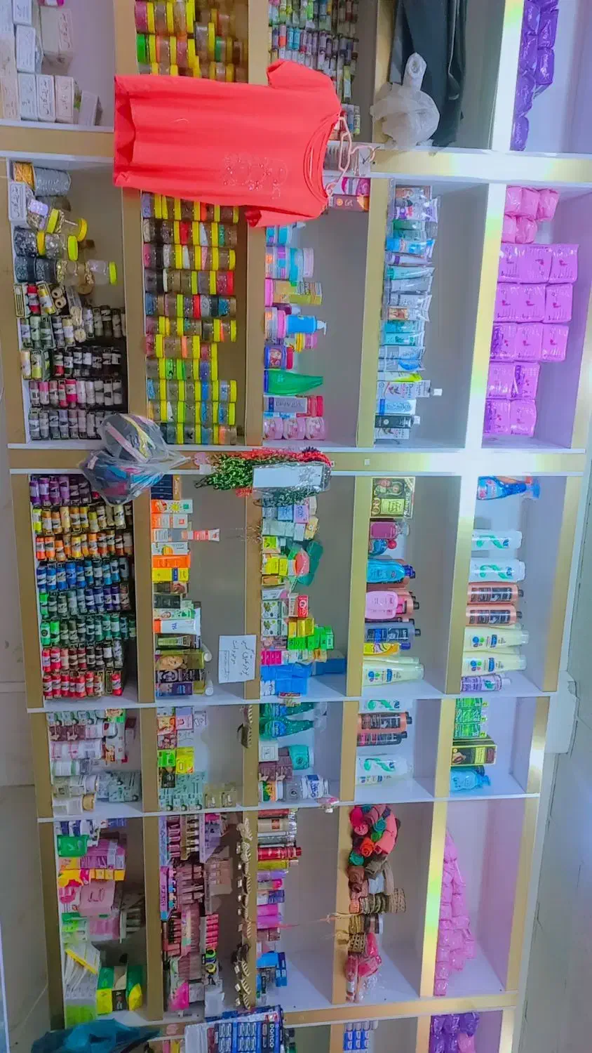 واگذاری خرازی ولوازم ارایشی با دکوراسیون و قفسه|فروشگاه و مغازه|ایرانشهر, |دیوار