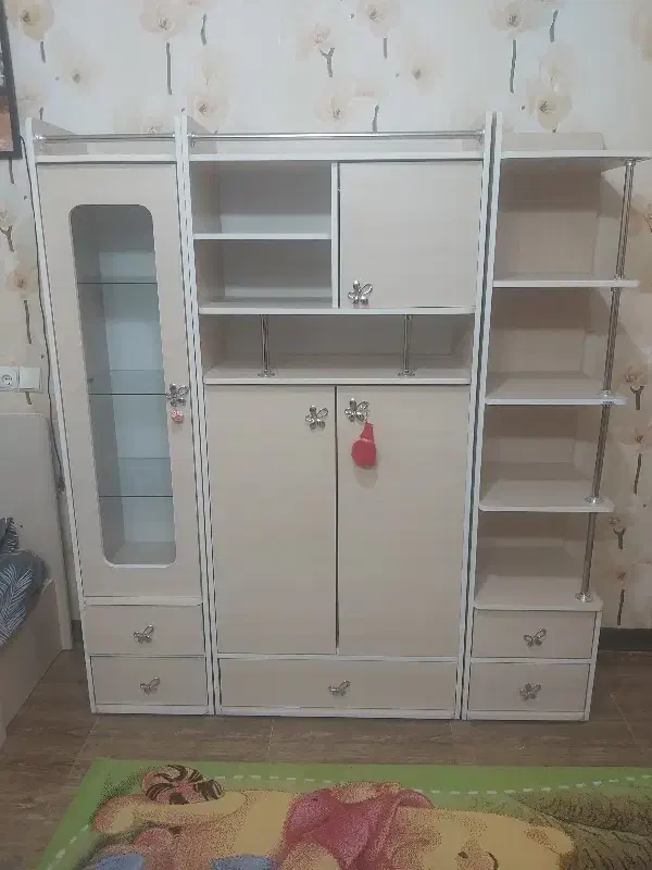 فروش تخت و کمد کودک به همراه فرش|تخت و سرویس خواب|سمنان, |دیوار