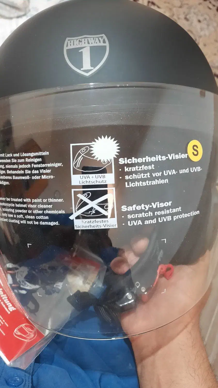 کلاه کاسکت|لباس|شیراز, لاله|دیوار