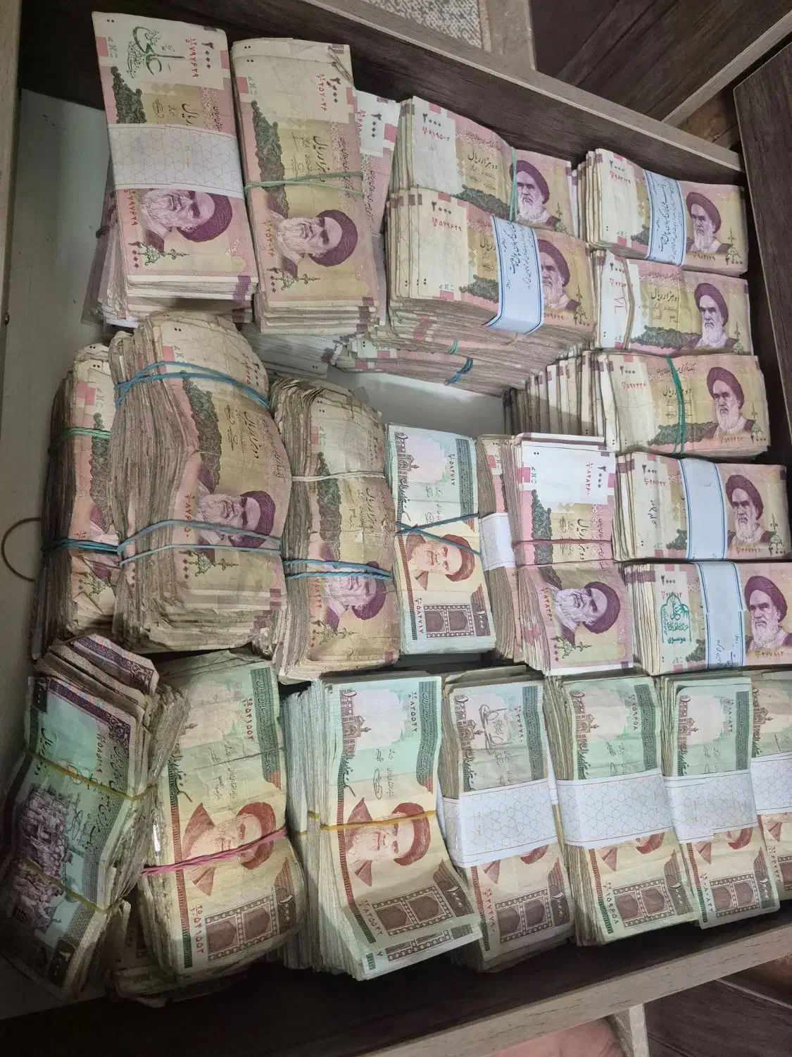 اسکناس ۱۰۰ و ۲۰۰ امامی|کلکسیون سکه، تمبر، اسکناس|زرگرشهر, |دیوار