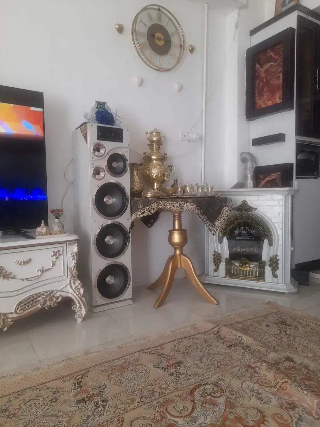 میز چوب گردو رنگ طلایی کاملا سالم بدون شکستگی|میز تلفن|مشهد, خلق آباد سفلی|دیوار