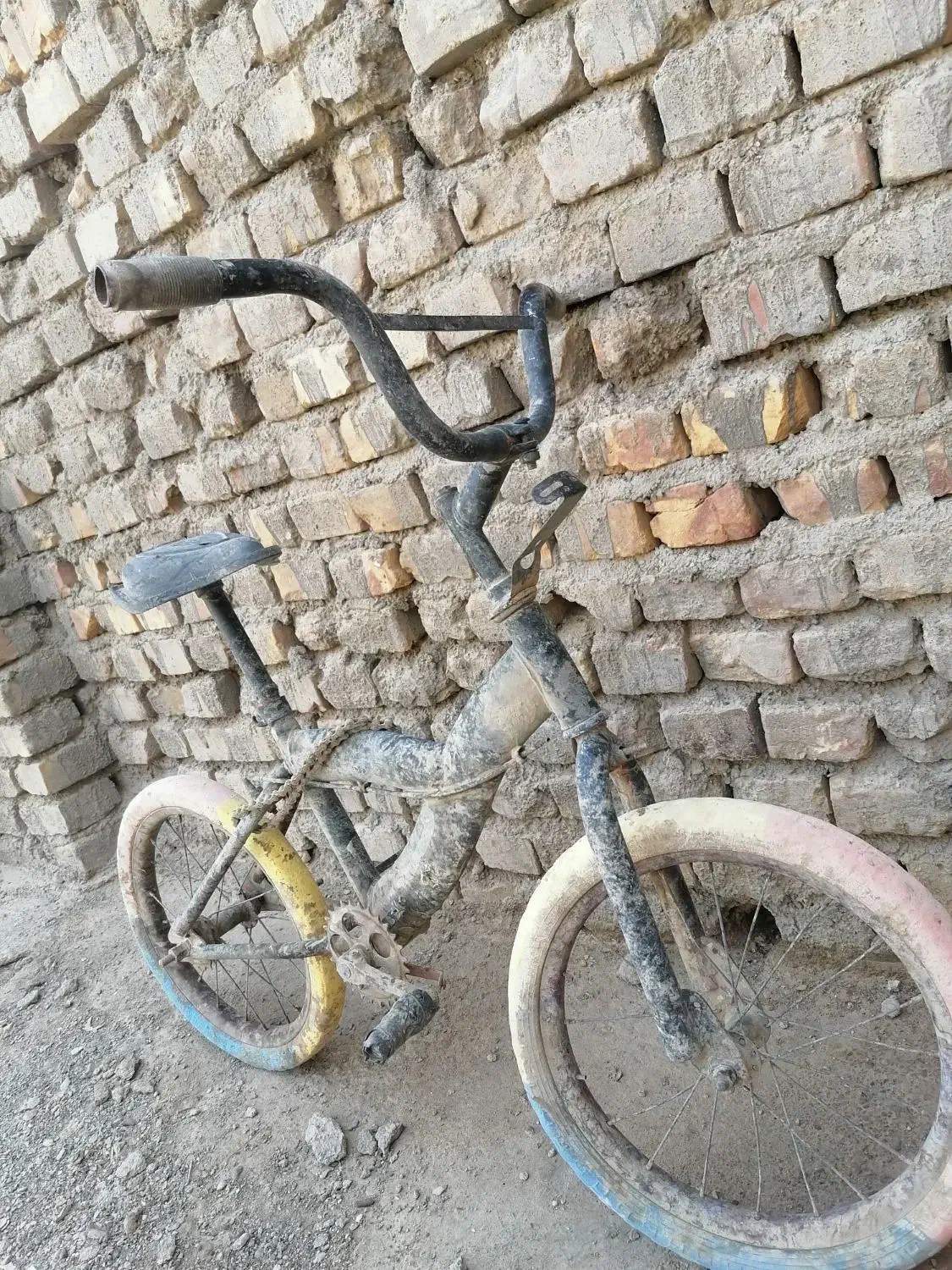 دوچرخه 16 سالم سالم مشکی هست خاک داره توی عکس|دوچرخه، اسکیت، اسکوتر|زابل, |دیوار