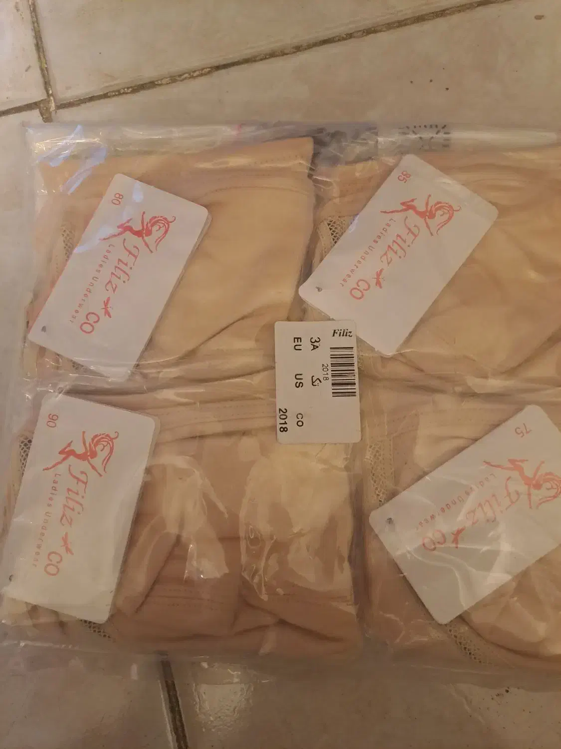 لباس زیر زنانه|لباس|خوی, |دیوار