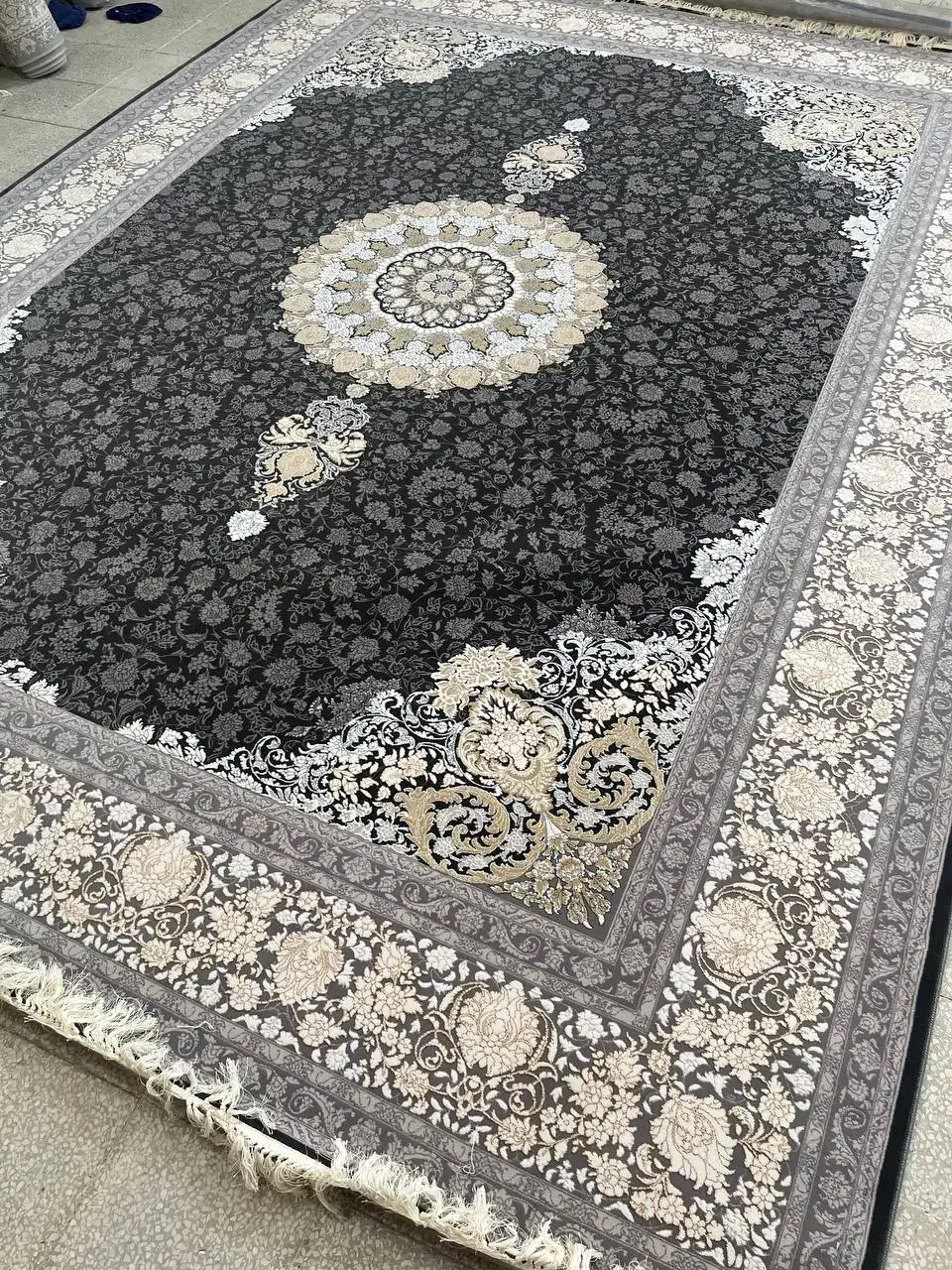 فرش ۹ متری /ترنج و افشان/ شانه ۷۰۰/ تراکم ۲۵۵۰|فرش|ایرانشهر, |دیوار