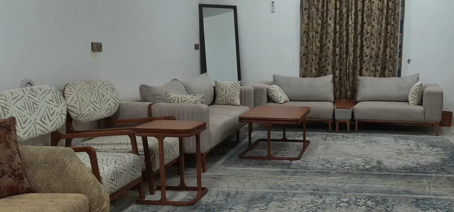 دو دست مبل درجه یک در حد نو با میزعسلی و آینه|مبلمان خانگی و میز عسلی|طبس, |دیوار