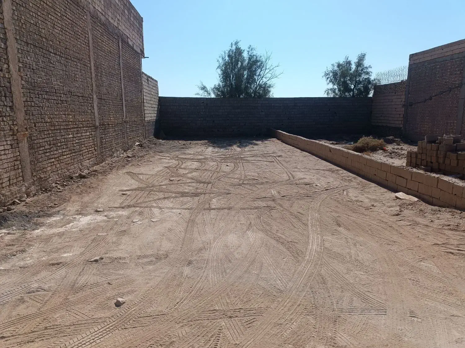 زمین شفته شده موقعیت خوب برای سرمایه گذاری|فروش زمین و ملک کلنگی|بافق, |دیوار