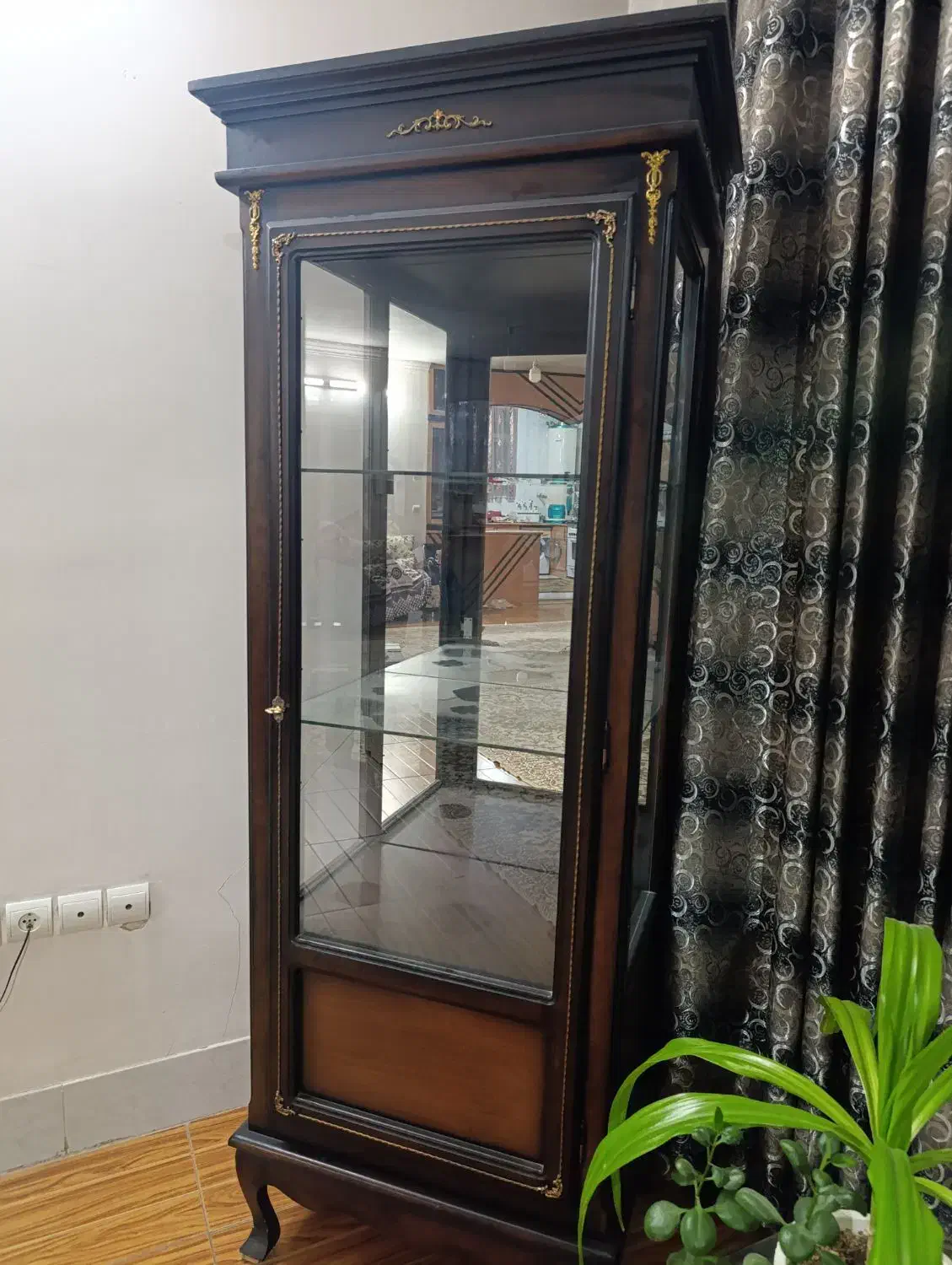 یک جفت ویترین چوبی|بوفه، ویترین، کنسول|فلاورجان, |دیوار