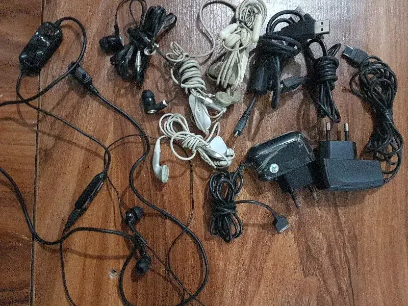 شارژر و هنسفری قدیمی|لوازم جانبی موبایل و تبلت|رشت, نامجو|دیوار