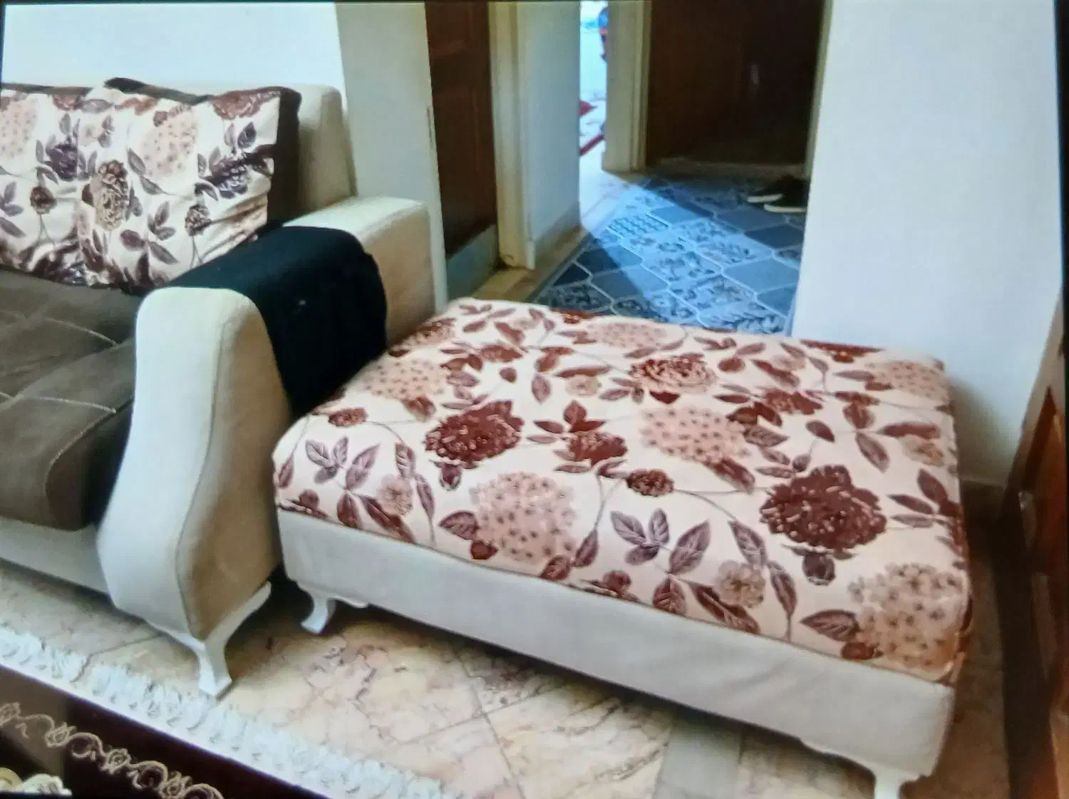 مبل ۶نفره گلدار با میز وسط طرح باپارچه|مبلمان خانگی و میز عسلی|کیش, |دیوار