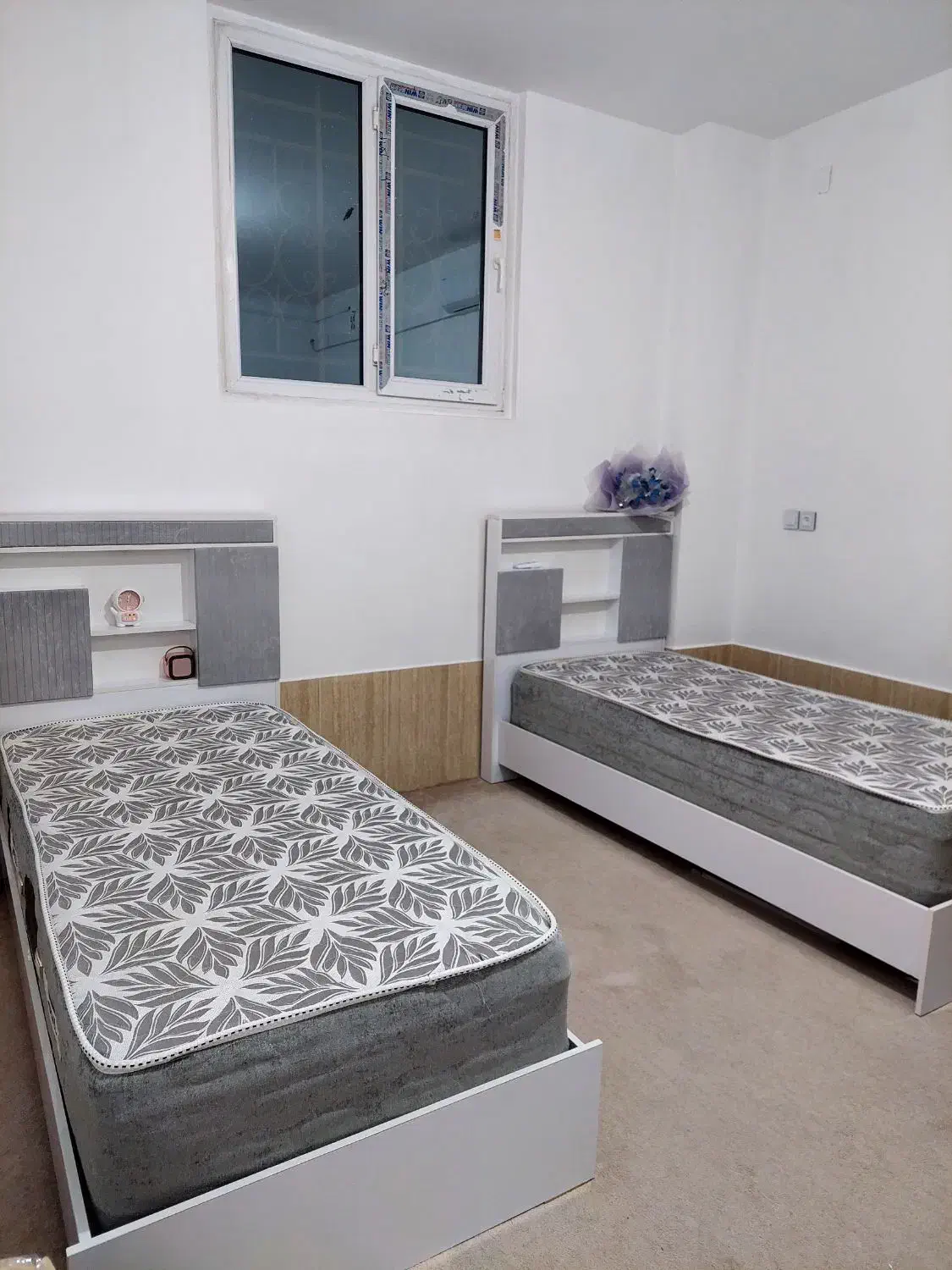 تخت خواب تک‌نفره همراه خوش‌خواب طبی فنری نو|تخت و سرویس خواب|سروستان, |دیوار