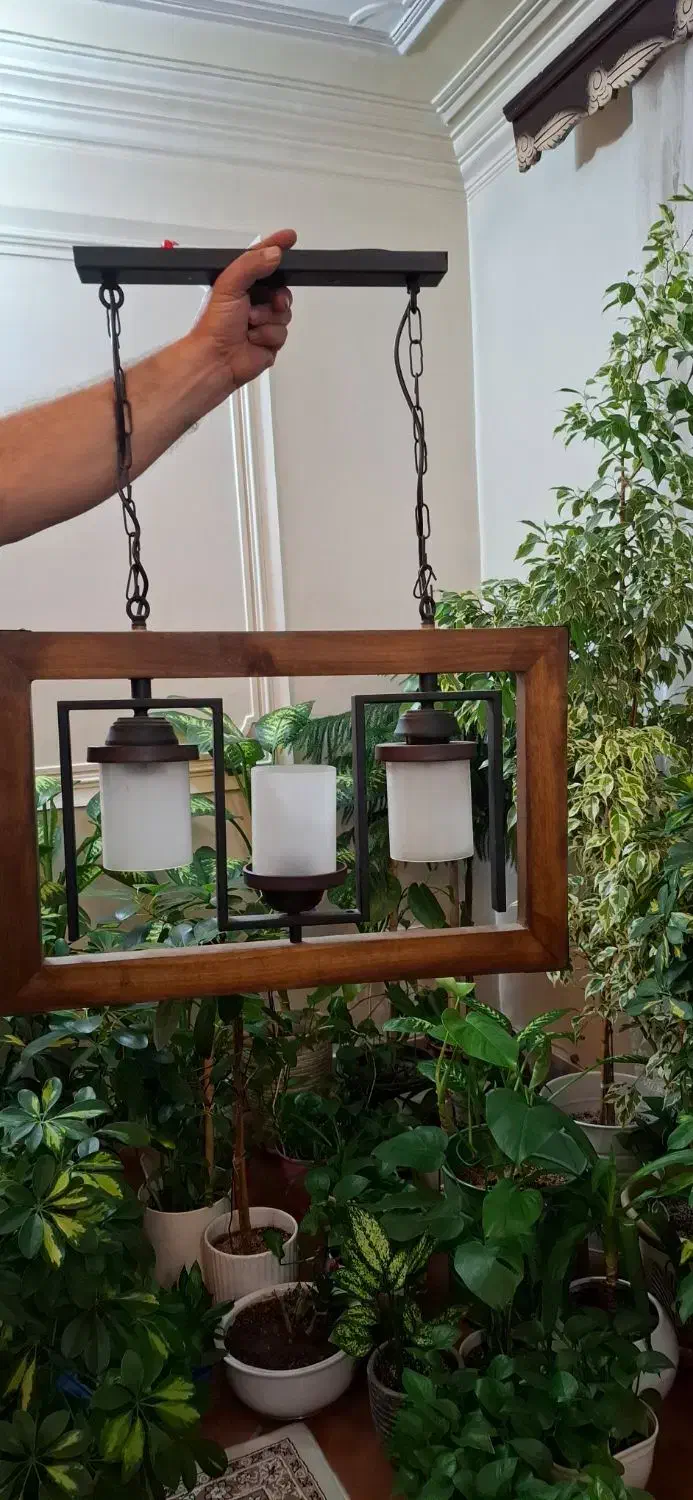 لوستر سه شاخه چوبی و کتابخانه چهار طبقه دردار|لوستر و چراغ آویز|تهران, تهرانپارس شرقی|دیوار