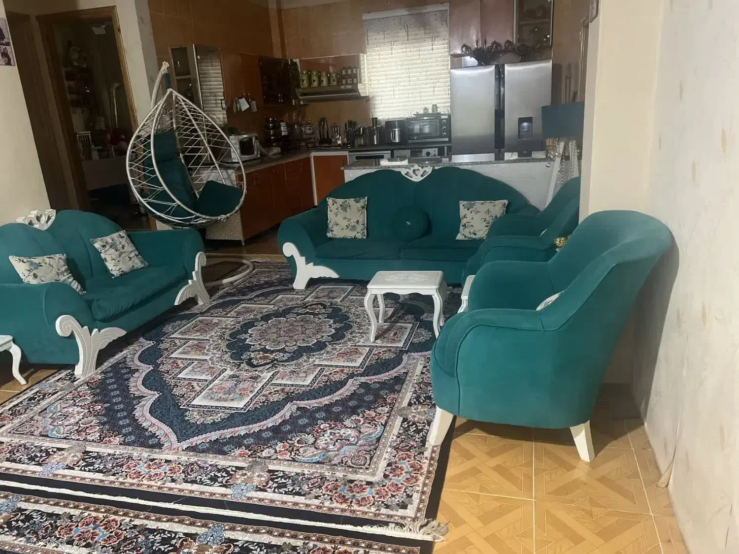 مبل هفت نفره با چهار عدد جلو مبلی سفید فقط ده تومن|مبلمان خانگی و میز عسلی|بهنمیر, |دیوار