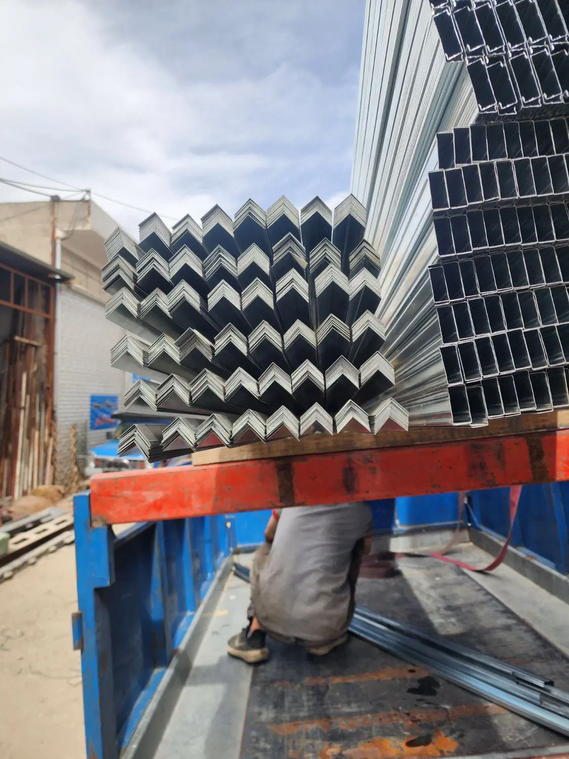 استخدام کارگر انبار و تولیدی سقف کاذب|استخدام صنعتی، فنی، مهندسی|تهران, نعمتآباد|دیوار