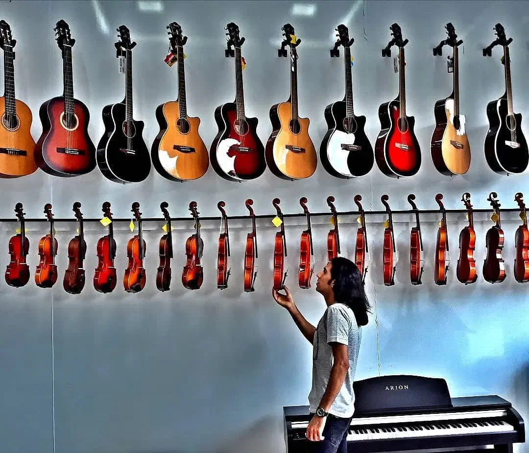 لوازم موسیقی و استودیو خوانندگی|گیتار، بیس، امپلیفایر|نهاوند, |دیوار