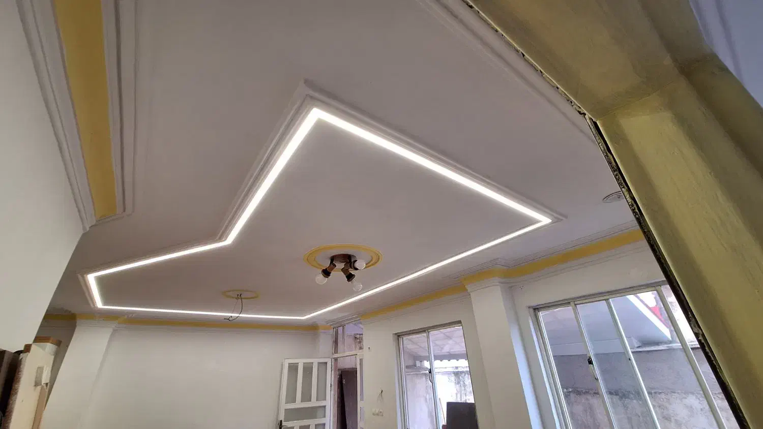 برق‌کار برقکار برقکاری برق|خدمات پیشه و مهارت|رشت, دیانتی|دیوار