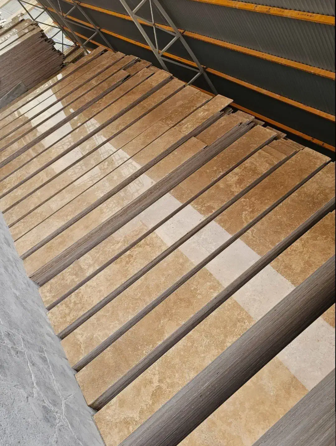 سنگ نما /ب ۵ نفر کارگر ساختمانی|حراج|بندرعباس, |دیوار