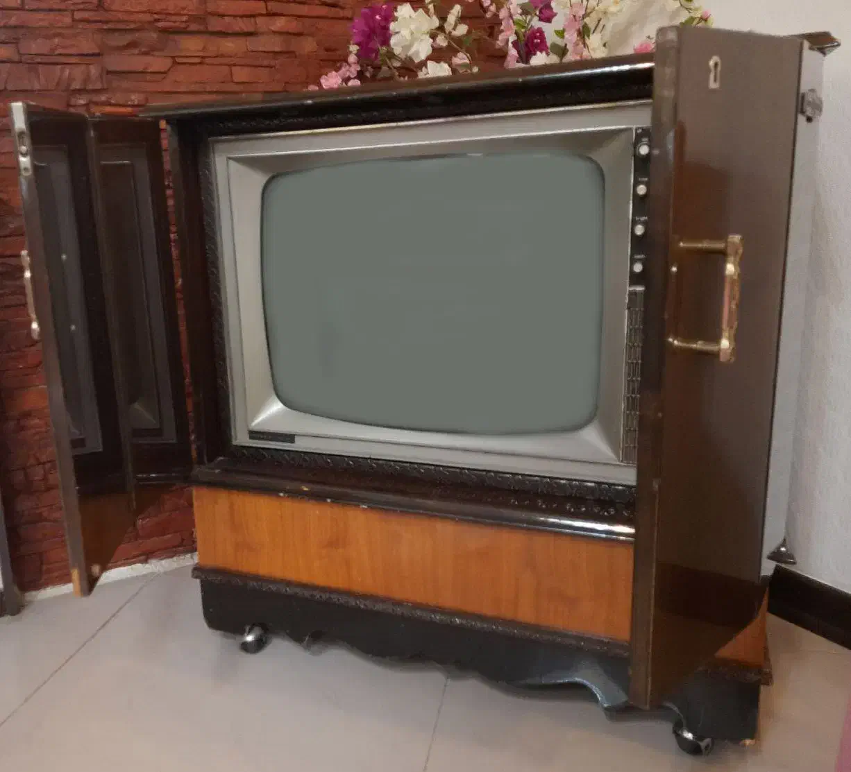 تلویزیون کمدی کلکسیونی|کلکسیون اشیاء عتیقه|بجنورد, |دیوار